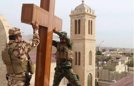 Des Kurdes redressent des croix dans la région de Ninive à Bashiqa