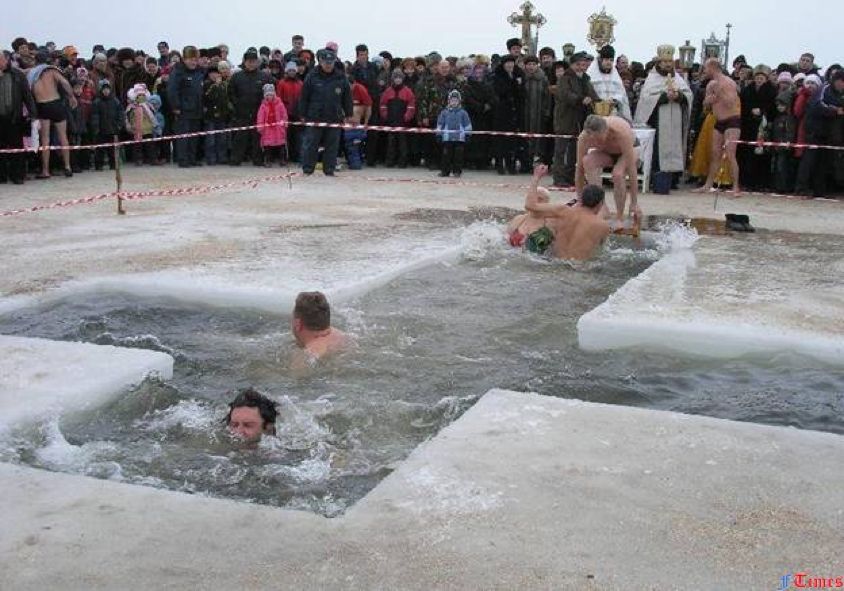 En Russie la tradition des bains de la théophanie se renouvelle chaque 19 janvier