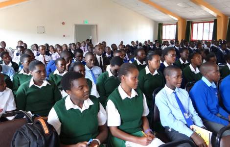 Kenya – Les filles de Saint Paul s’engagent dans l’éducation des jeunes face aux incitations à la haine des réseaux sociaux