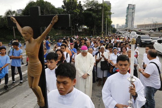 Face à la politique antidrogue de Duterte, l’Eglise manifeste sur l’emblématique boulevard EDSA