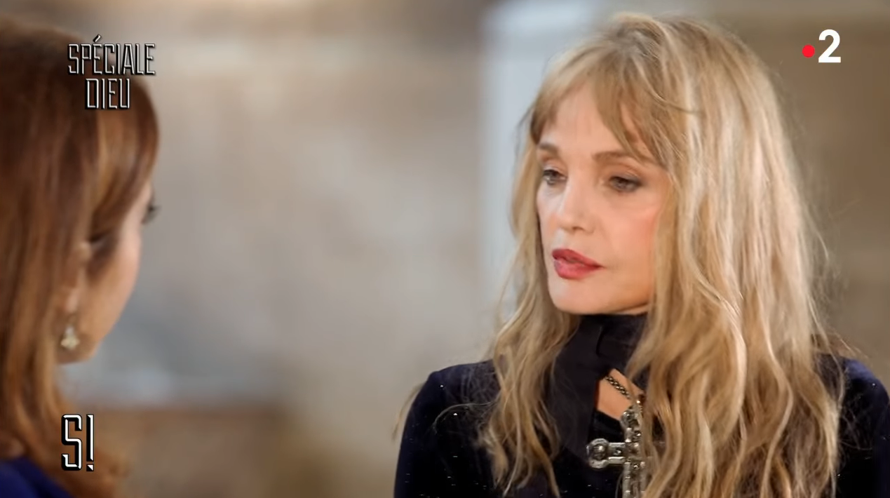 Arielle Dombasle parle de sa foi catholique dans une interview sur France 2