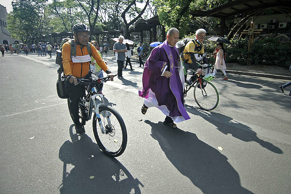 Philippines – le “prêtre à vélo” devient ermite