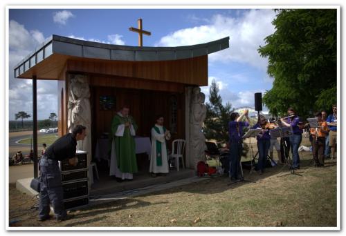 Messe célébrée par Mgr Yves Le Saux au coeur du circuit des 24h du Mans (72) : dimanche 17 juin 2018