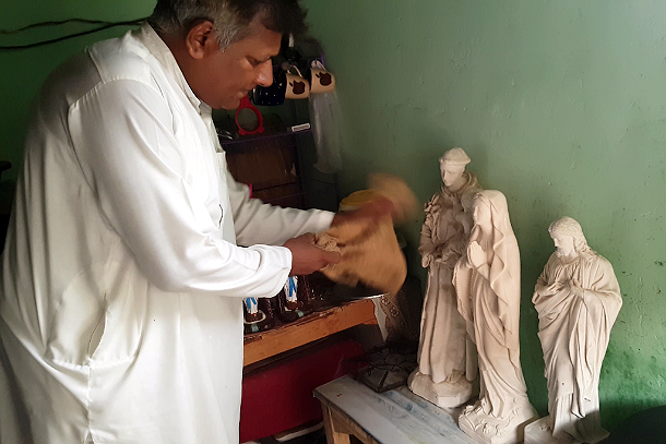 Pakistan : Yaqoob, un sculpteur catholique face aux fondamentalismes islamique et protestant