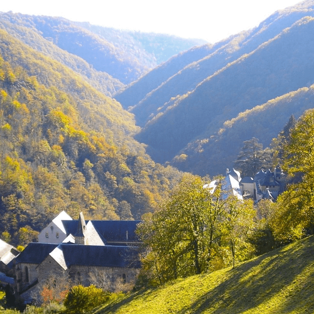 L’abbaye de Bonneval se trouve au creux d’un vallon, selon la tradition cistercienne – Crédit Photo : Abbaye de Bonneval