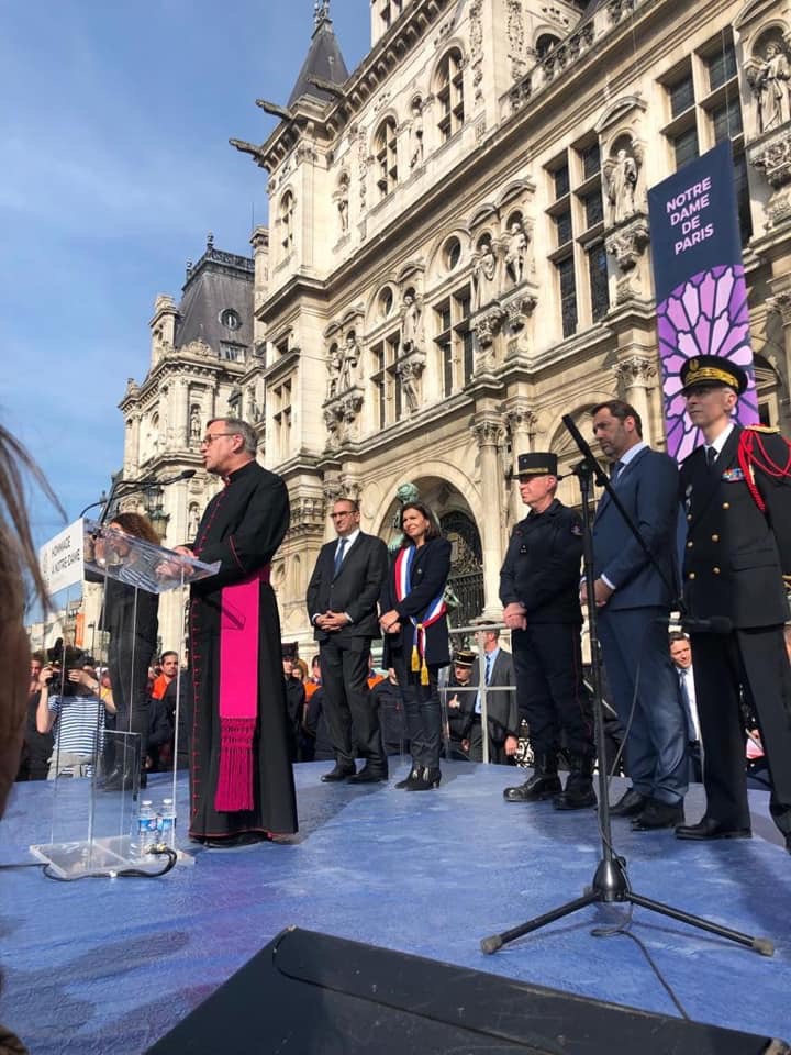 Hommage aux sauveteurs de Notre-Dame de Paris