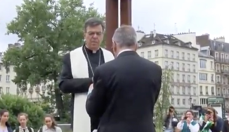 Paris : bénédiction de la réplique de la Vierge au pilier par Mgr Aupetit