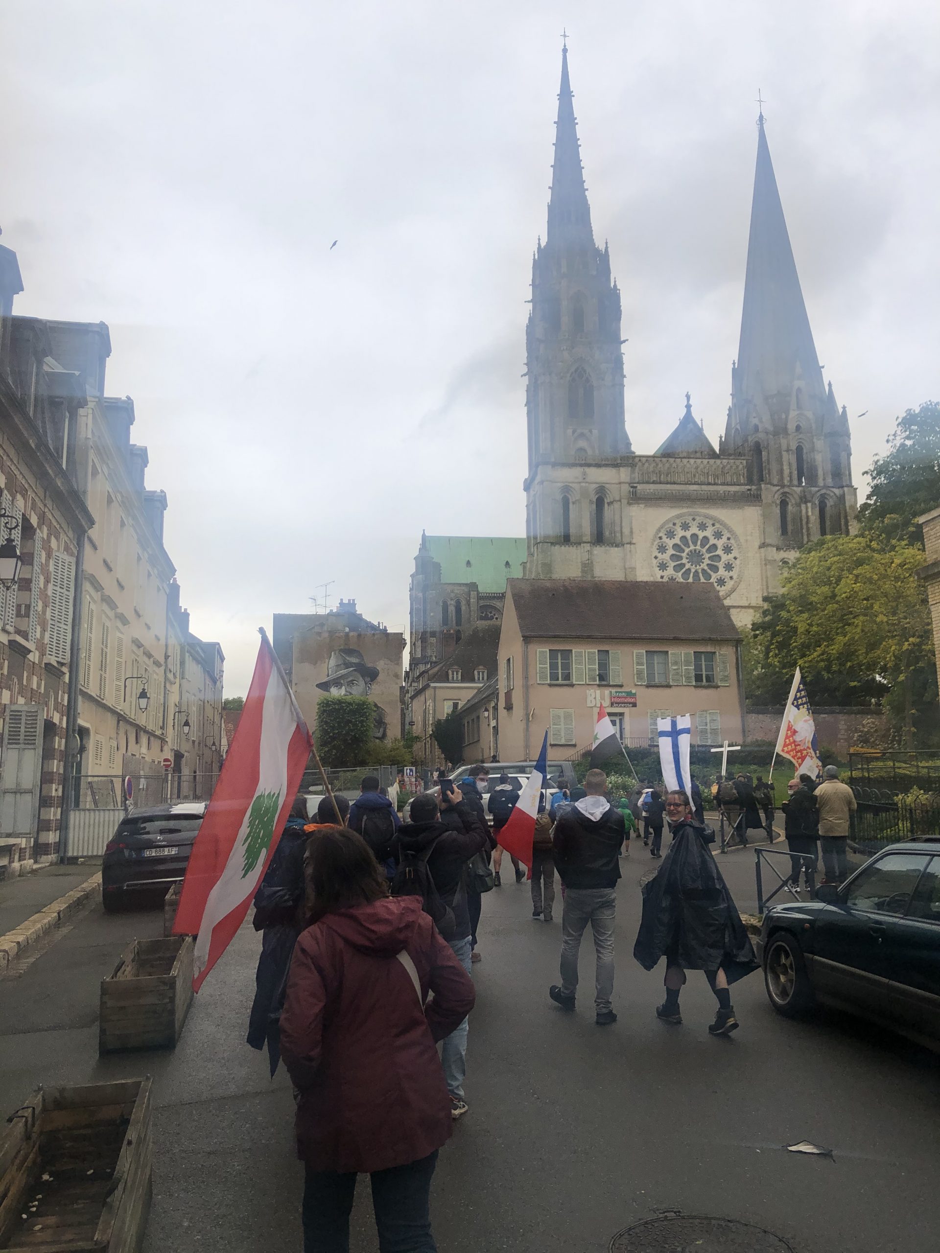 Lundi de Pentecôte : arrivée des pèlerins à la cathédrale de Chartres
