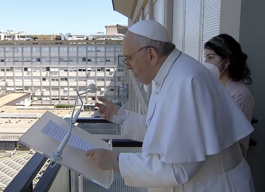 Rome : le Pape restera encore à l’hôpital