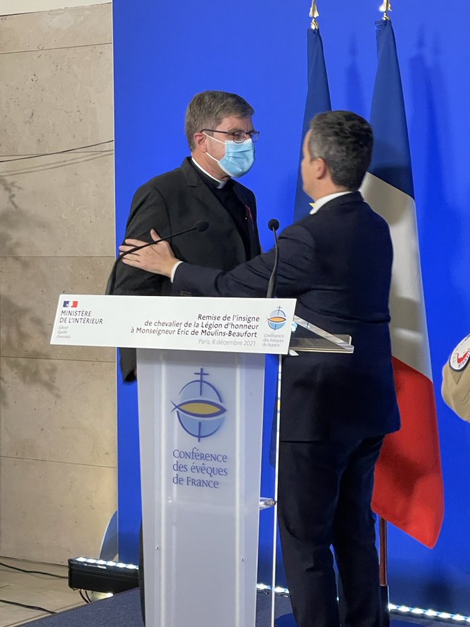 Mgr Éric de Moulins-Beaufort décoré de la Légion d’honneur