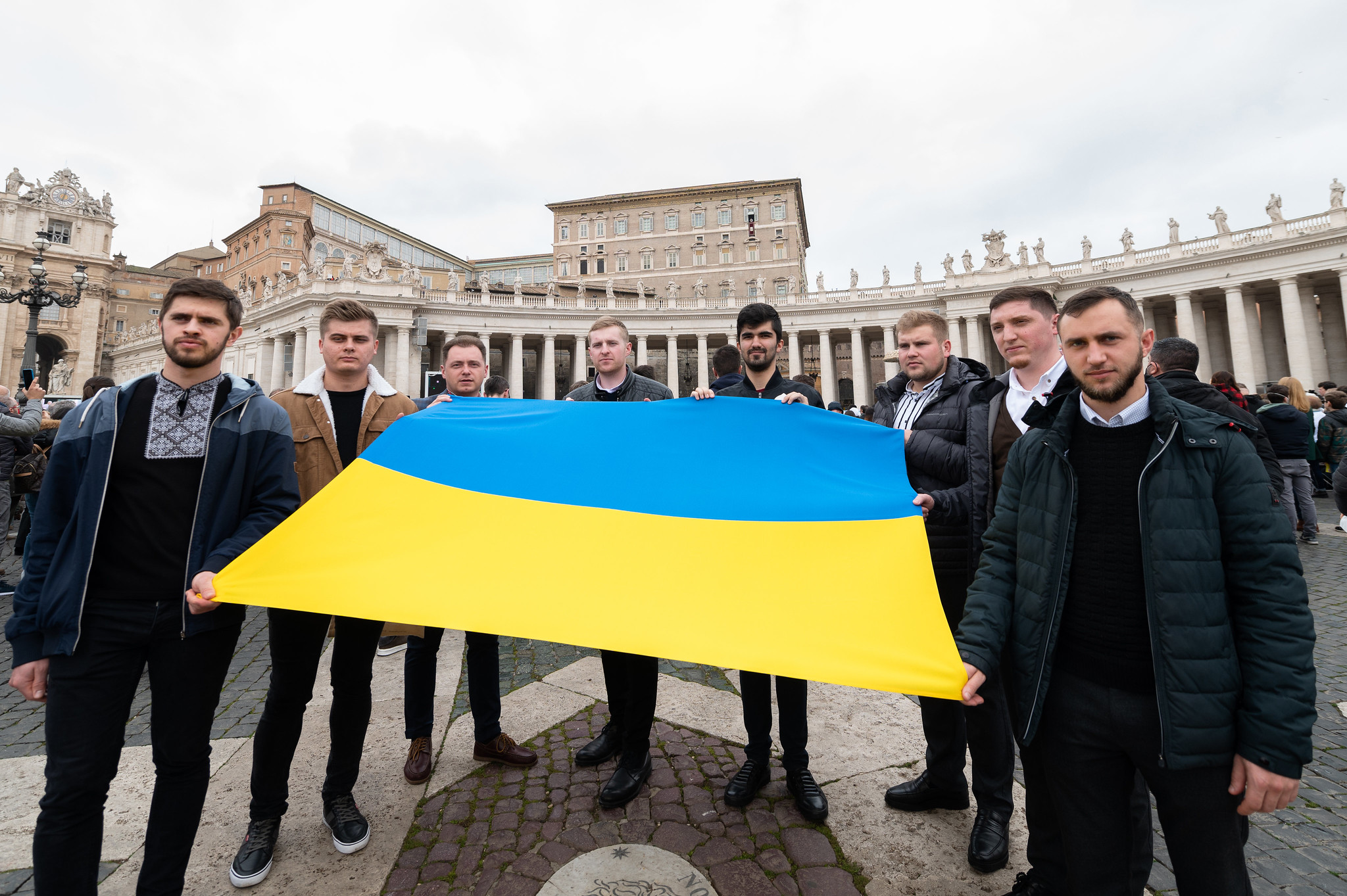 Angélus du Pape : une place Saint-Pierre pavoisée de drapeaux ukrainiens