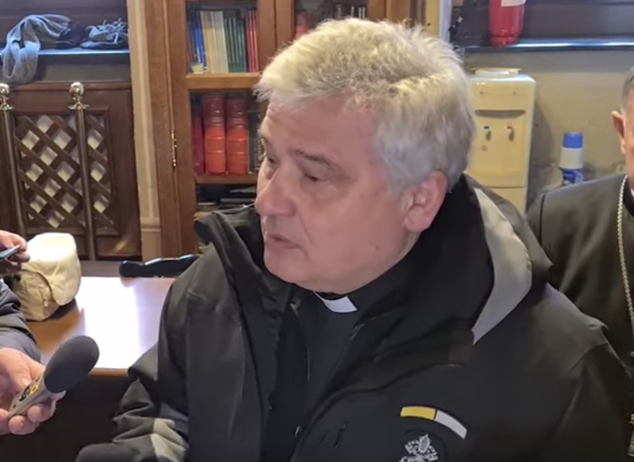 Ukraine : le cardinal Krajewski quitte Lviv