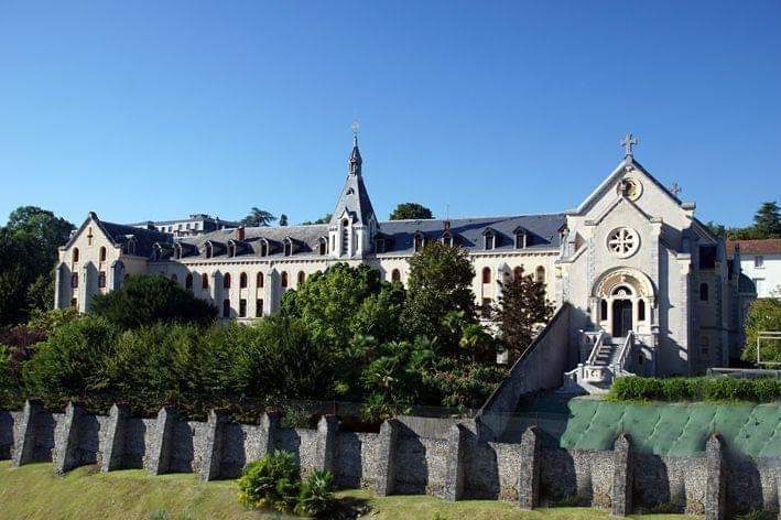 Le Carmel de Lourdes : son histoire et ses biscuits (Divine Box)