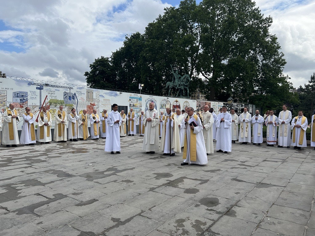 Installation de Mgr Ulrich à Paris : procession et remise de la crosse