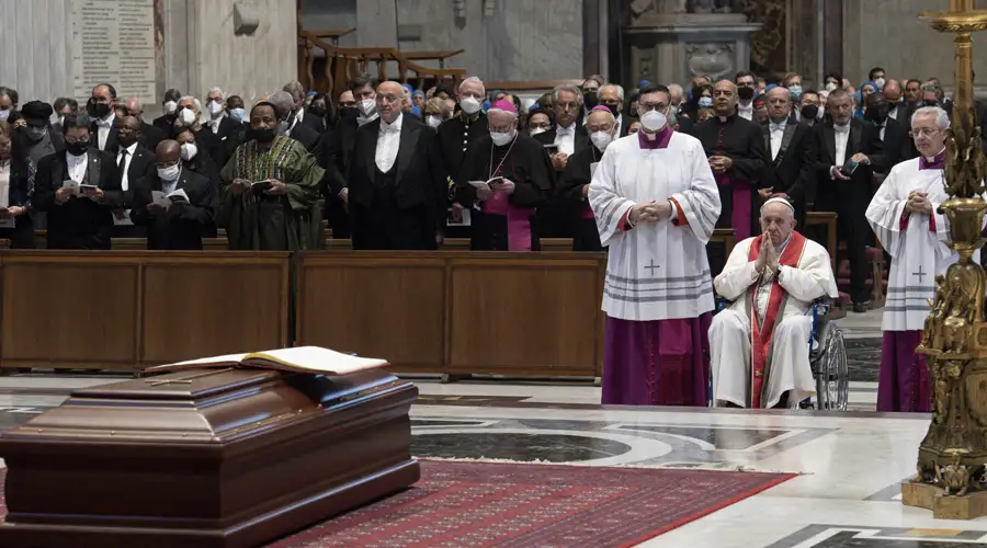 Rome : obsèques du cardinal Sodano en présence du Pape François