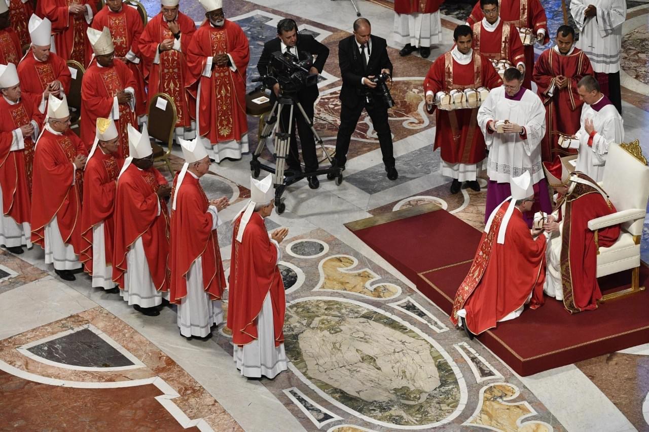 Rome : le Pape remet le pallium à 44 archevêques