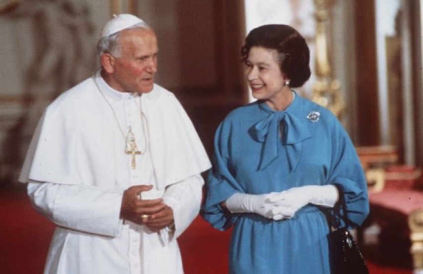 Décès d’Elizabeth II : une reine qui avait rencontré plusieurs Papes